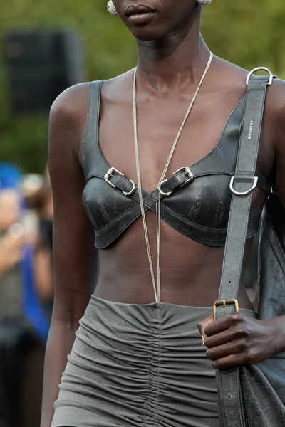 Look 10